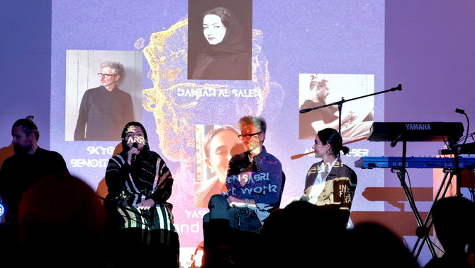 カンファレンスで観客の質問に答えるアーティストたち（左から：アルトゥール・ウェーバー氏、ダニア・アル・サレハ氏、SKYGGE氏、司会のヤスミーン・サブリ氏）(写真：アラブニュース/モハメド・アル・ブアイジャン)