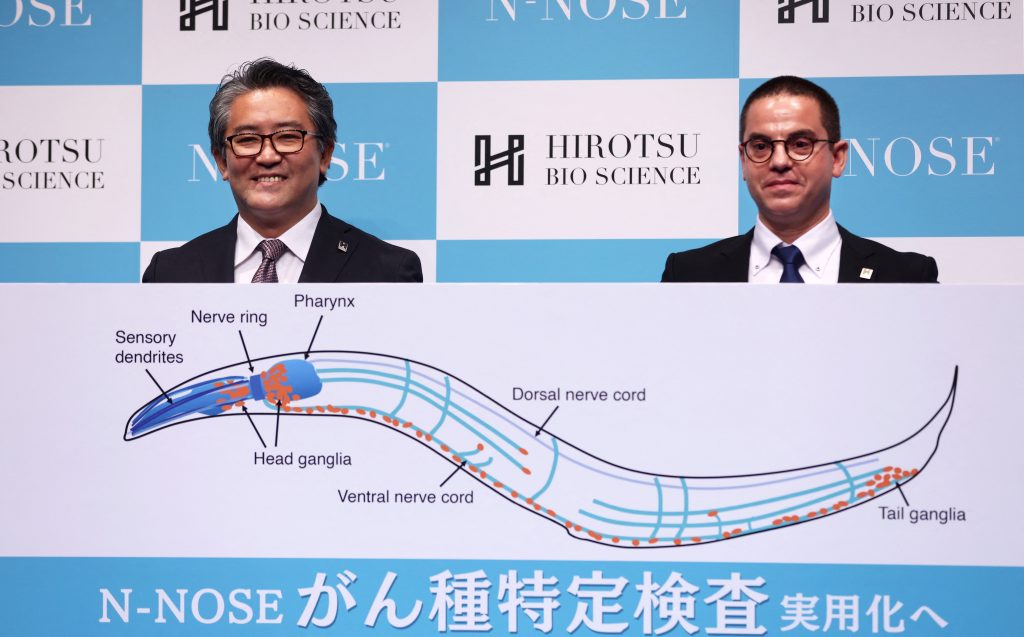 HIROTSUバイオサイエンスの広津崇亮代表（左）と同社シニア研究員のエリック・デルシオ氏（右）。2021年11月16日に東京で行われた記者会見の後で。会見では、初期段階の膵臓がんを発見できる小さな線虫を使ったがん検診方法を紹介した。（資料写真／AFP）