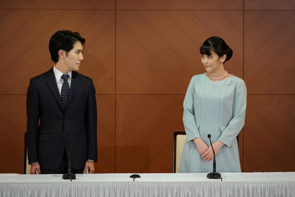 2021年10月26日、東京のグランドアークホテルで結婚発表の記者会見に臨む眞子さんと夫の小室圭さん。（資料写真/ロイター）