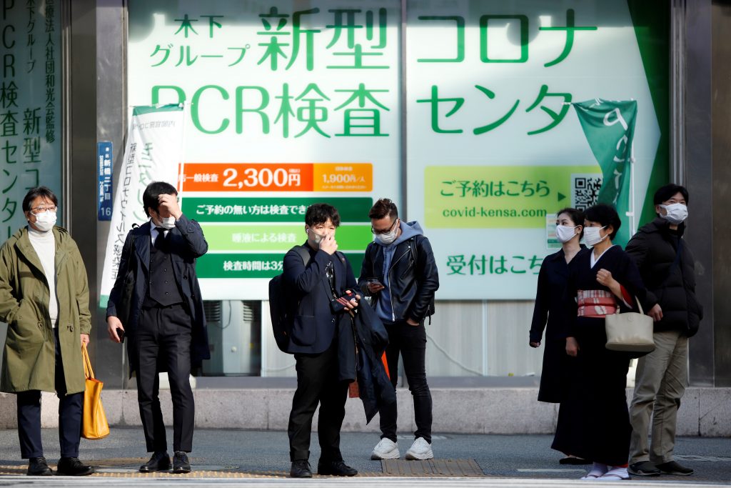 2021年11月30日、日本の東京で、新型コロナウイルスのオミクロン株の拡散防止で国境が閉鎖された初日に、PCR検査センターの前で道路を渡るのを待つ人々。(ファイルフォト/ロイター)