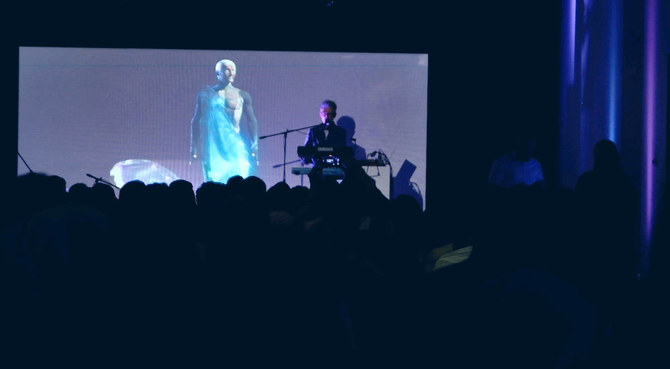 AIアートライブコンサートを行うSKYGGE氏。(写真:アラブニュース/モハメド・アル・ブアイジャン)