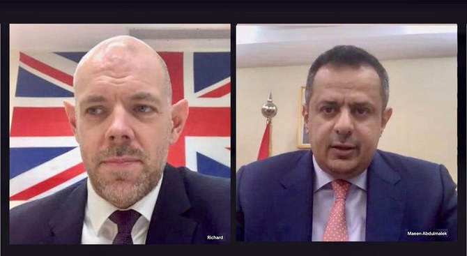 オンライン会合を行う英国のリチャード・オッペンハイム駐イエメン大使（左）とイエメンのマイーン・アブドルマリク・サイード首相。（国営サバ通信）