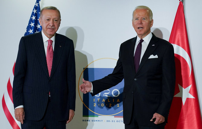 撮影に応じるジョー・バイデン米大統領とトルコのタイイップ・エルドアン大統領。両氏は2021年10月31日、イタリアのローマで開催されたG20首脳会議に合わせて二国間会合を行った。（ロイター）