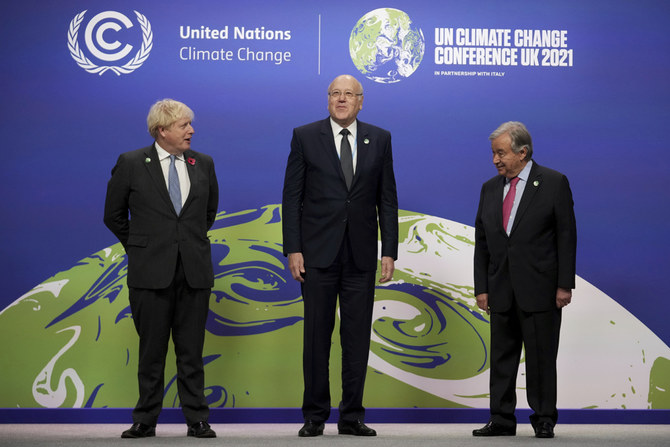 英グラスゴーで開催の国連気候変動枠組条約第26回締約国会議（COP26）で、英国のボリス・ジョンソン首相（左）および国連のアントニオ・グテーレス事務総長と挨拶するレバノンのナジーブ・ミカティ首相。2021年11月1日。（AP写真）