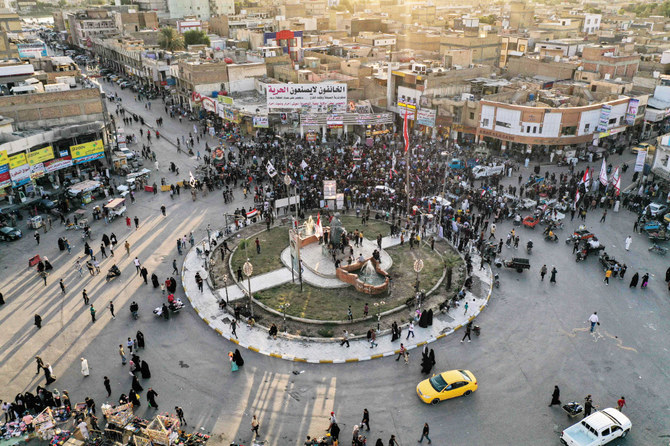 ナシリヤ中央部のアル・ハブービ広場に集まるデモ参加者。（AFP）