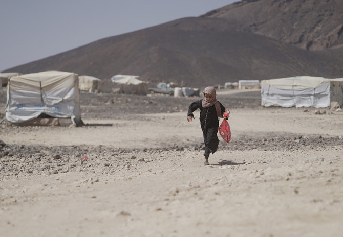 2021年11月3日、イエメンのマアリブにある国内避難民キャンプで走る少女。（ロイター通信）