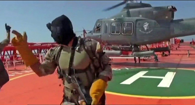 オマーン湾でベトナム船籍のオイルタンカーに乗船するイラン革命防衛隊のメンバー。(AFP/イラン国営テレビ)