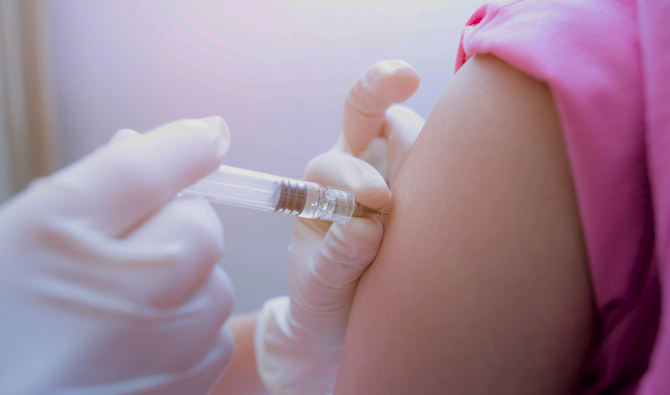 サウジアラビアの疫学者らがアラブニュースの取材に対して語ったところによると、世界的な研究では、5～11歳の年齢層へのワクチン接種に起因する予期せぬ重篤な合併症は検出されていない。（Shutterstock）