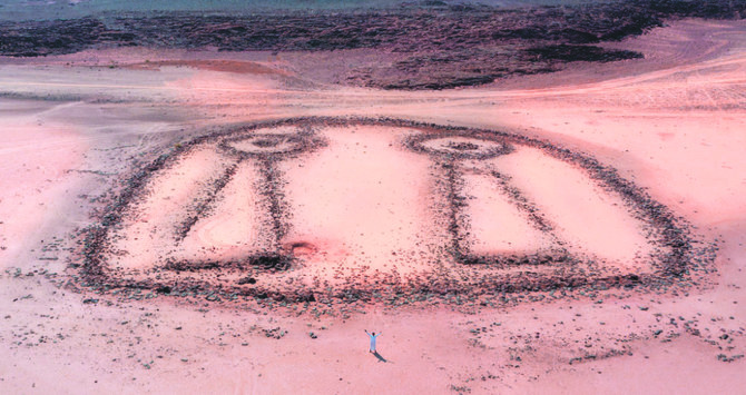 Steinkreise und Strukturen, die "Drachen" genannt werden, finden sich hauptsächlich im Westen Saudi-Arabiens.  Eine Luftaufnahme fand es auch im Sand der Nahood-Wüste.  (Bereitgestellt)