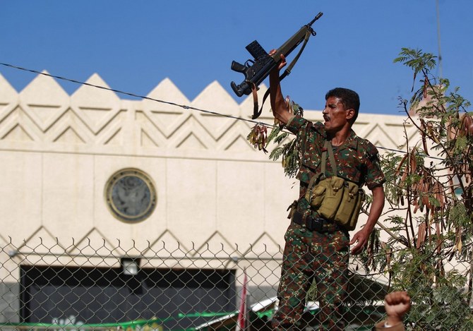 1月、サヌアの閉鎖された米国大使館前でデモを行うフーシ派の武装勢力。（AFP/ファイル）