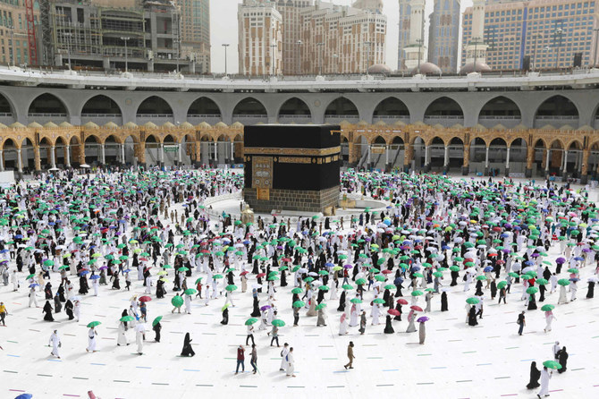 サウジアラビアの聖なる都市メッカのグランドモスクで、イスラム教の最も神聖な聖殿カアバ神殿の周りで礼拝者たちが別れのタワーフ（周行）を行う。（AFP）