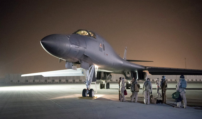 2018年4月14日、カタールのドーハにあるアル・ウデイド空軍基地が公開したこの画像には、攻撃を開始するために米空軍のB-1Bランサーと乗組員が配備される様子が写っている。（ロイター通信）