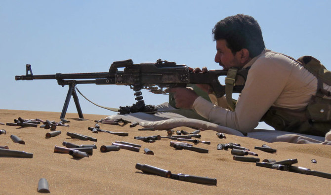 2021年11月10日、マアリブの南側にある前線でフーシ派との戦闘中に撮影された親政府系部隊の戦闘員。（AFP通信）