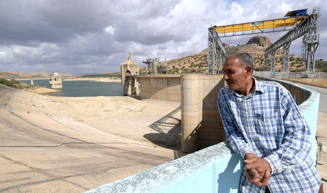 チュニジア北部の町テストゥール。後退する貯水池の水位を眺めるシディサレムダムの従業員。(AFP)