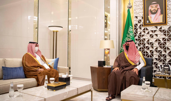 カタールのバンダル・モハメド・アル・アティーヤ駐サウジアラビア大使を迎えるアブドルアジーズ・ビン・サウード・ビン・ナイエフ王子。（提供写真）