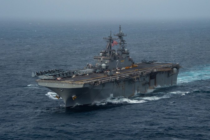 イランのヘリが米艦エセックスの25ヤード(約23メートル)以内まで接近。(米中央軍/資料)