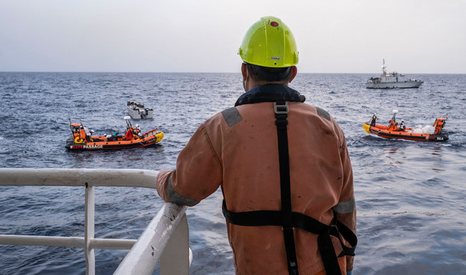 リビアの海岸から約30マイルの地点で、移民救出のための捜索・救助任務に参加するジオ・バレンツの乗組員たち。（AFP通信）