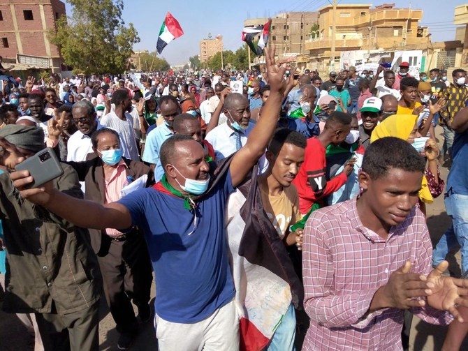 2021年11月17日、広く非難を招いた先月の軍事クーデターに対して抗議活動が続いている中、スーダンのクーデター反対デモの参加者がオムドゥルマンの「40番通り」に集まった。（AFP）