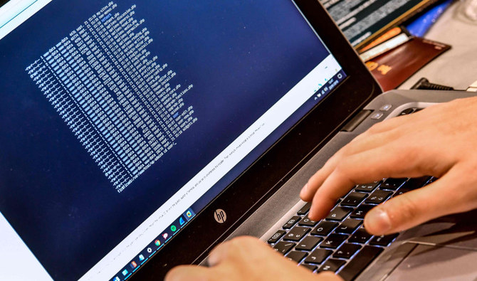フランスのリールで開催された第10回国際サイバーセキュリティフォーラムでコンピューターに向かう人。2018年1月23日撮影のファイル写真。（AFP）