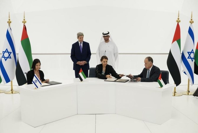 ヨルダンのムハンマド・ナジャール水灌漑大臣、UAEのマリアム・アル・メイリ気候変動環境相、イスラエルのカリン・エルハラ エネルギー相の各大臣が宣言に署名した。（提供写真）