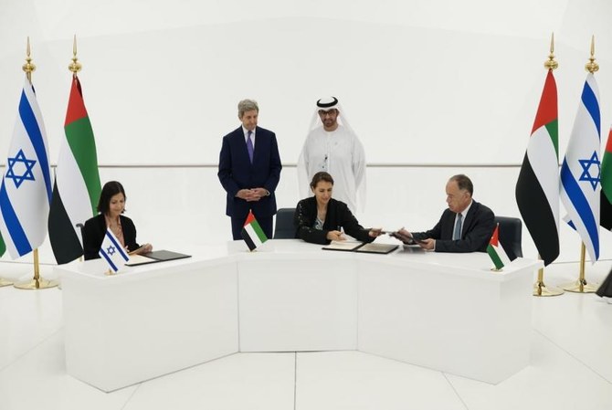 ヨルダンのムハンマド・ナジャール水灌漑大臣、UAEのマリアム・アル・メイリ気候変動環境相、イスラエルのカリン・エルハラ エネルギー相の各大臣が宣言に署名した。(提供写真)