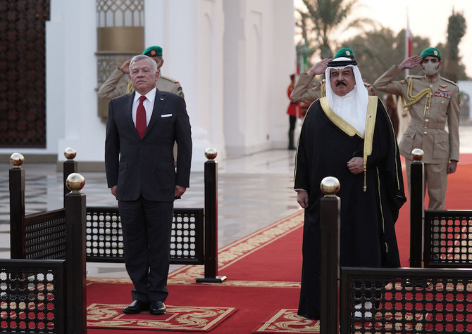 2021年11月22日、サヒール空軍基地に到着したヨルダン国王アブドッラー2世（左）が、バーレーンのハマド国王に迎えられた。（ヨルダン王室/ユセフ・アラン/AFP）