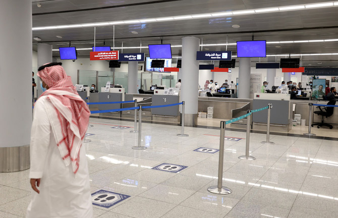 サウジアラビア南西部の人気山岳リゾート地・アブハの空港チェックインエリア。（8月31日、AFP）