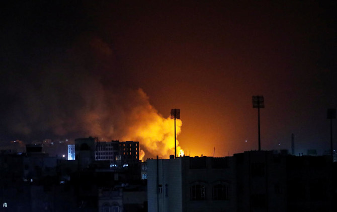 2021年11月27日、イエメンのサヌアでサウジアラビアが主導する空爆が行われた現場から煙が上がっている。（ロイター通信）