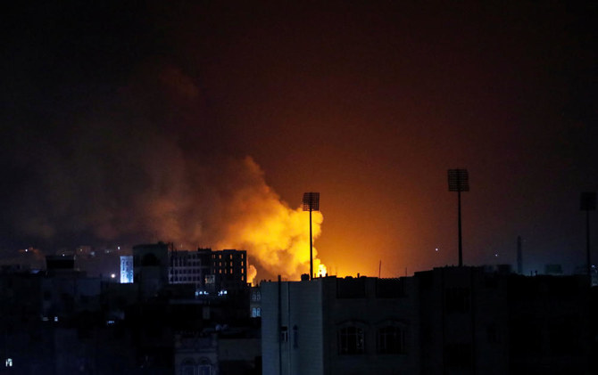 2021年11月27日、イエメンのサヌアでサウジアラビアが主導する空爆が行われた現場から煙が上がっている。(ロイター通信)