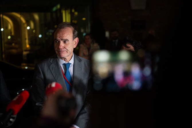 ウィーンで行われた包括的共同行動計画(JCPOA)の会合後、エーレンブルク城の前で記者団に語るエンリケ・モラ欧州対外活動庁(EEAS)事務次長。(AFP通信)