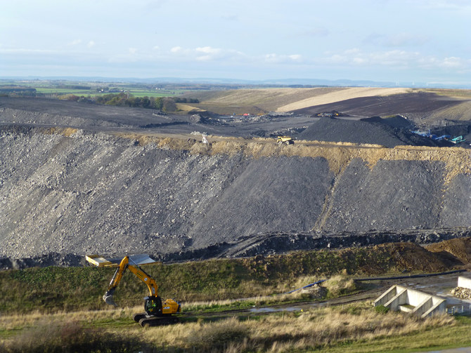 2016年11月11日、英国、ノーサンバーランド、ブラグドン・ホール、石炭の露天採掘が行われているショットン・サーフェス鉱山（ロイター）。