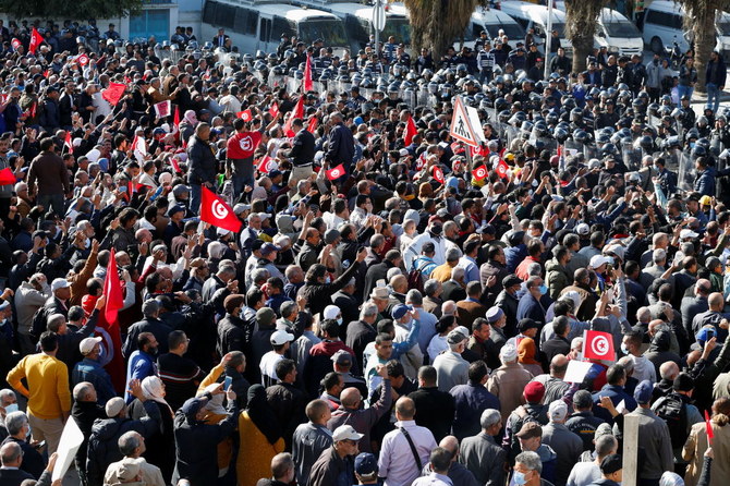 2021年11月14日、チュニジアの首都チュニスの議会前で、チュニジアのカイズ・サイード大統領が統治権を掌握したことに抗議するデモ隊。(ロイター）
