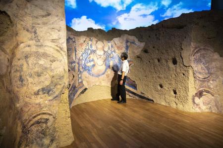 2001年にタリバンに破壊された文化財の一部である「青の弥勒」の天井壁画のレプリカ。東京の東京藝術大学での展示を2021年10月7日に撮影。（AFP）