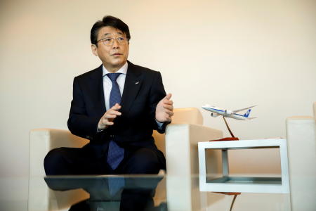 2021年11月11日、日本の東京の本社でロイター通信のインタビューに応じる全日本空輸(ANA)ホールディングス株式会社の片野坂真哉社長兼CEO。(AFP通信)