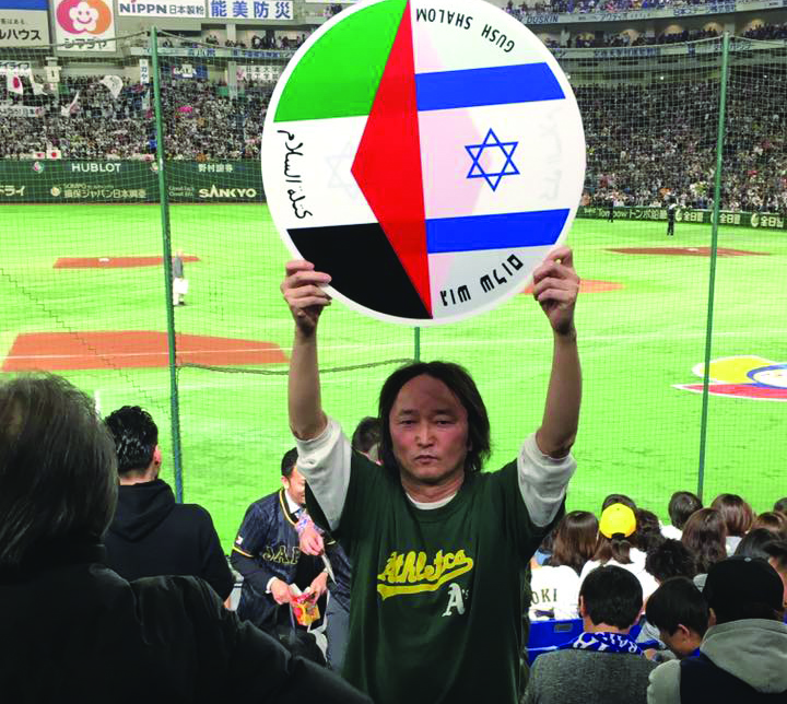 ニッキー・マツモト氏。東京ドームで開催されたワールド・ベースボール・クラシックの日本対イスラエル戦で。（提供写真）