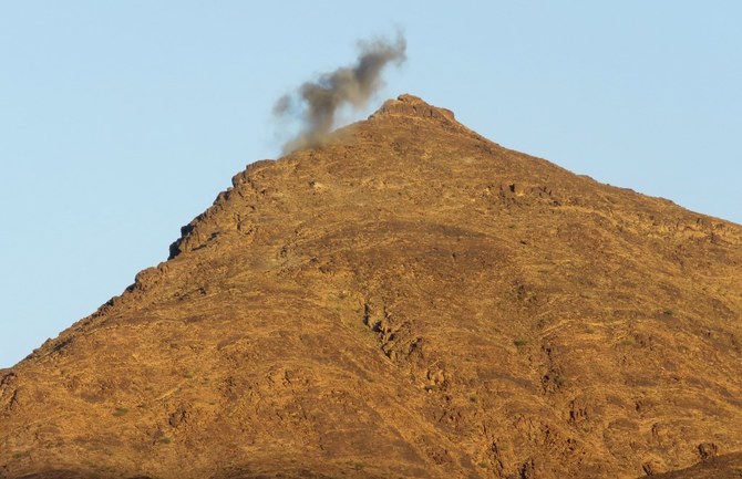 イエメン東北マアリブ県の戦闘最前線アル・ジュバーで煙が立ち込める。（ファイル/AFP）