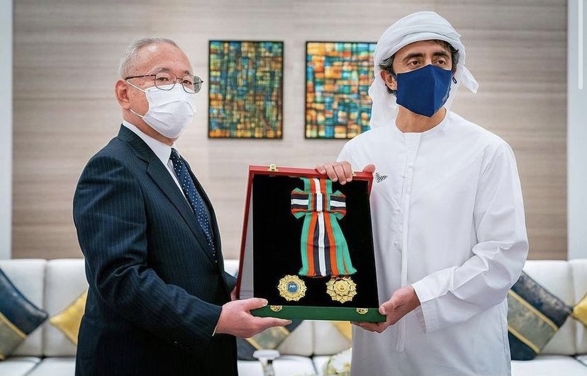 中島大使は、ドバイ国際博覧会において、シェイク・アブダッラー・ビン・ザーイド・アール・ナヒヤーン外務・国際協力大臣から勲章を贈られた。 (Instagram/@uaeembtokyo)