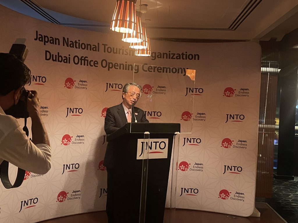 2021年11月15日のJNTOドバイ開所式でスピーチを行うJNTOの清野智理事長(ANJ写真)