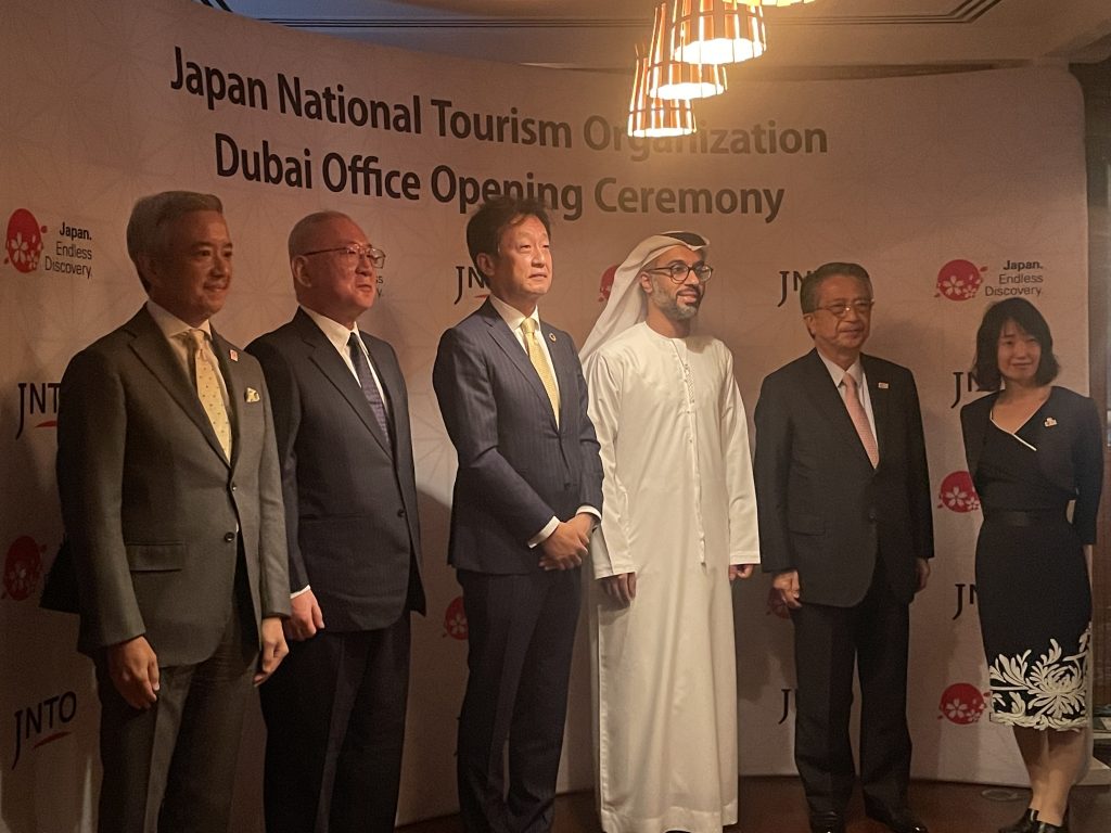 ドバイ事務所の開所式には、中島明彦在UAE日本国大使、関口昇日本国総領事、岡西康弘国土交通審議官、そしてファイサル・アル・ハマディUAE経済省SME・起業開発次官補が出席した。 （ANJ写真）