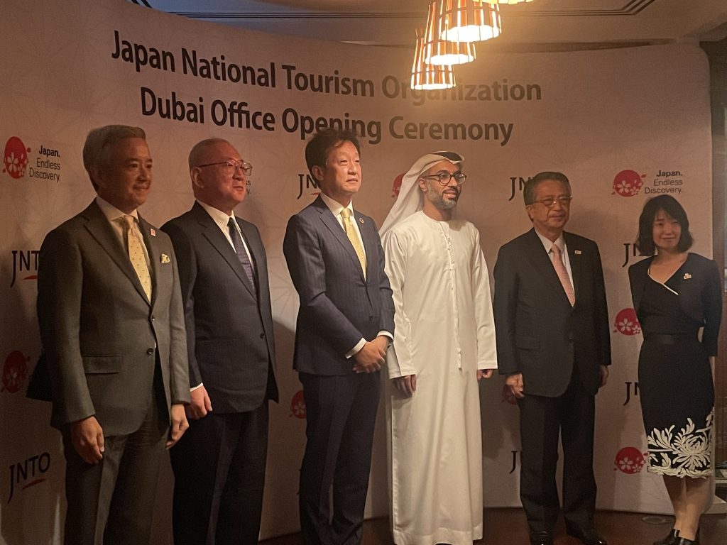 ドバイ事務所の開所式には、中島明彦在UAE日本国大使、関口昇日本国総領事、岡西康弘国土交通審議官、そしてファイサル・アル・ハマディUAE経済省SME・起業開発次官補が出席した。 (ANJ写真)
