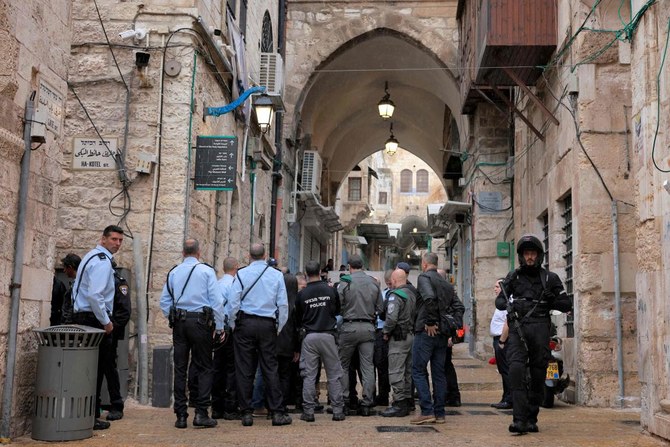 2021年11月21日、エルサレム旧市街で発生した銃撃事件の現場に、イスラエルの警察と治安部隊が集まっている（写真提供：AFP通信）