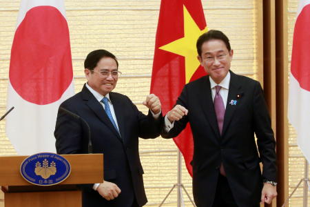 2021年11月24日、東京の首相官邸での記者会見の後、日本の岸田文雄首相と写真撮影をするベトナムのファム・ミン・チン首相。(ロイター)