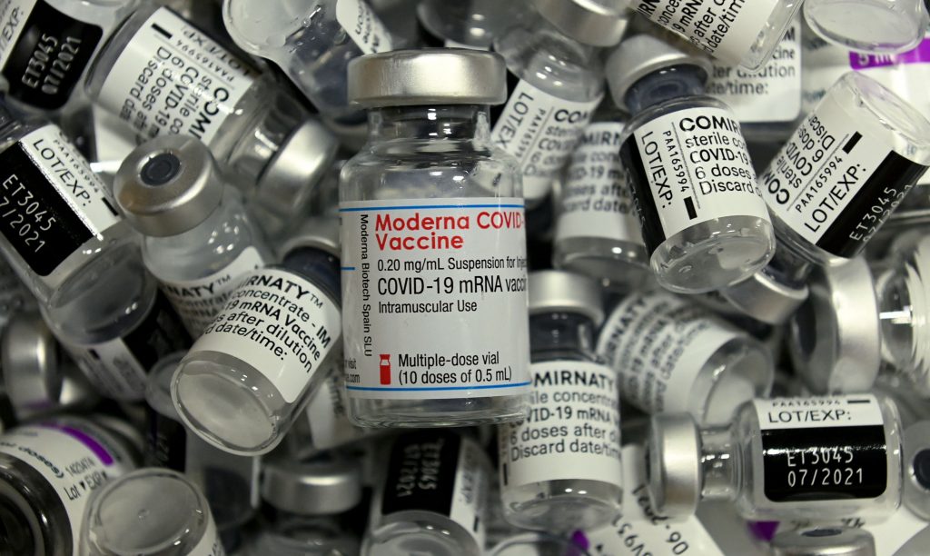 モデルナ社が、同社製コロナワクチンをブースター接種で使用する承認を厚生労働省に申請した。（AFP）