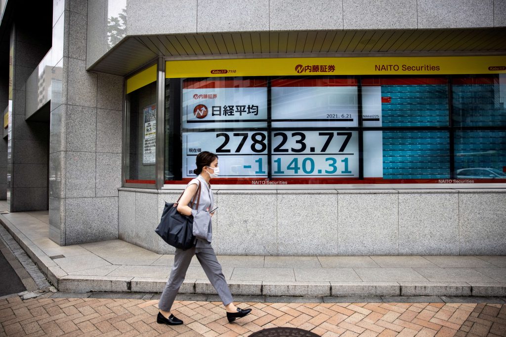 日経平均株価は0.30%安の29,598円66銭で取引を終えた。(AFP)