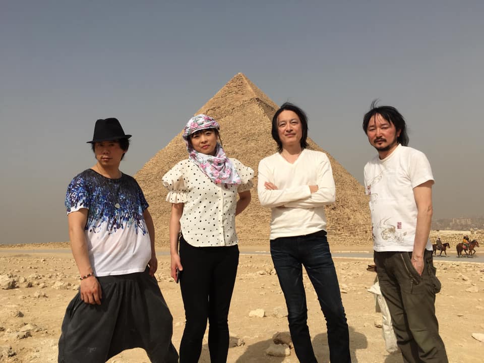 エジプトのピラミッド前に立つニッキー・マツモト氏（右）とバンドメンバー。（提供写真）