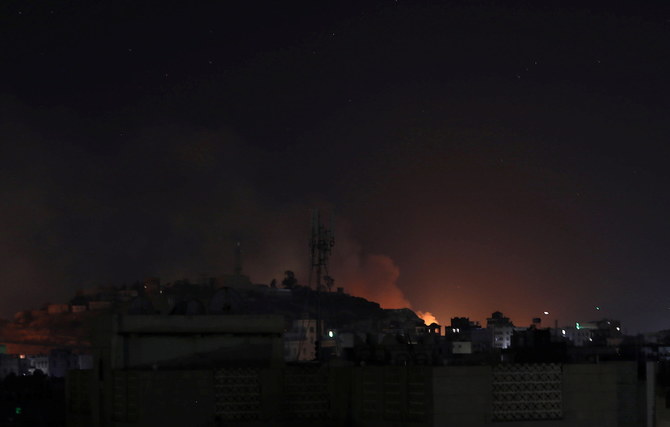 イエメン・サナアの連合軍空爆地点から立ち上る煙。（ファイル/ロイター）