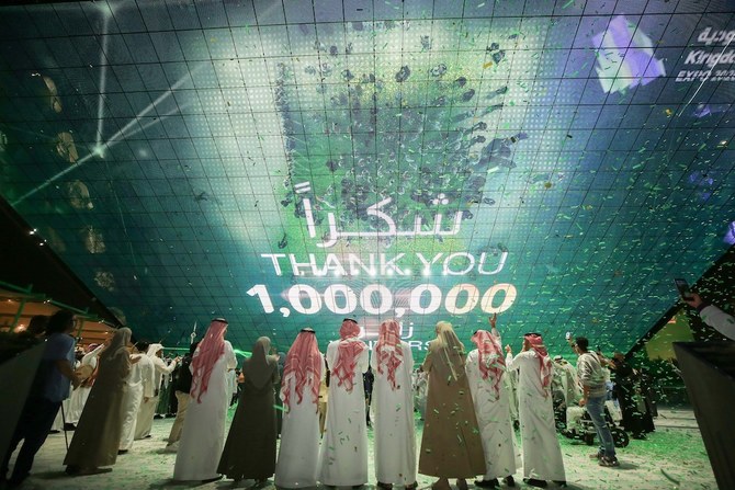 サウジアラビア館のオープンスクエアで行われたスペシャルセレモニーで記念すべき来場者を迎えた（提供）