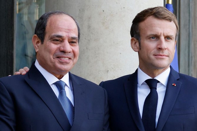 フランスのエマニュエル・マクロン大統領とエジプトのアブドゥルファッターハ・エルシーシ大統領が写真撮影を行っている。2021年11月12日、パリ・エリゼ宮殿にて（AFP通信）