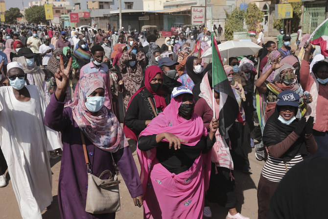 2021年11月13日の土曜日、スーダンのハルツームで抗議する人々。（AP）