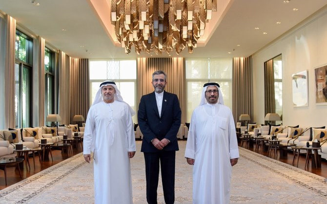 アラブ首長国連邦大統領の外交顧問アンワル・ガルガッシュ博士とUAEの国務大臣ハリファ・シャヒーン・アル・マラール氏が、ドバイでイラン外務省の政治副官アリー・バーゲリー・カニ氏と会談を行う。(WAM)